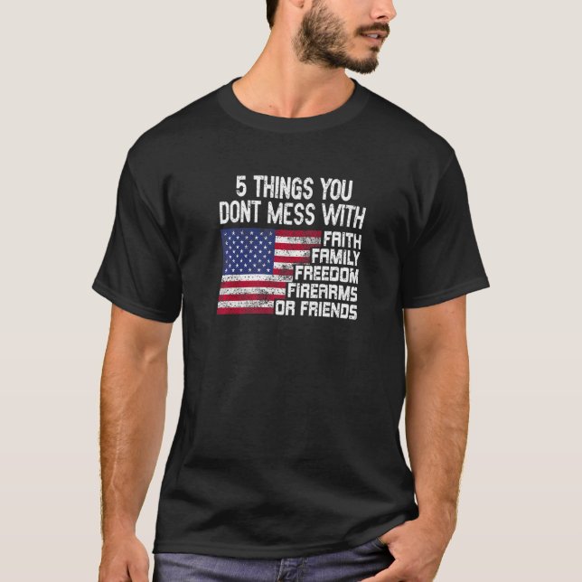 Camiseta Fé Família Liberdade Armas De Fogo Ou Amigos Ameri (Frente)