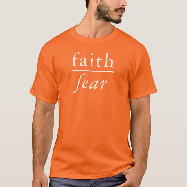 Camiseta Fé Sobre Medo Fórmula Matemática Laranja (Frente)
