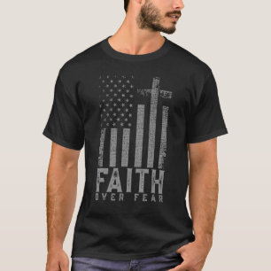 Camiseta Fé Sobre o Medo Cruz Cristã Legal Americana EUA