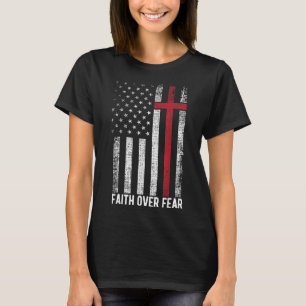 Camiseta Fé sobre o medo da Cruz Cristã de Bandeira America