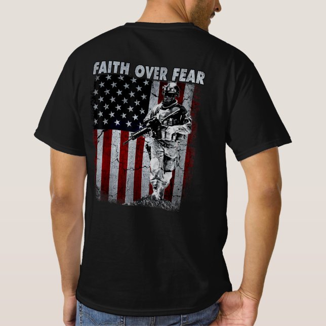 Camiseta Fé sobre o medo do Patriótico da bandeira american (Verso)
