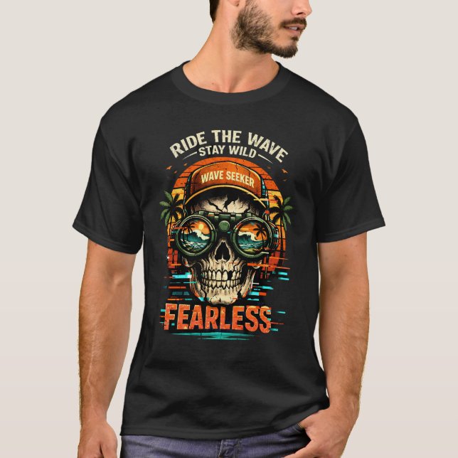 Camiseta Fearless Skull Surf com Design Retro Glit (Frente)