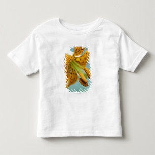 Camiseta Feche acima de um lírio amarelo