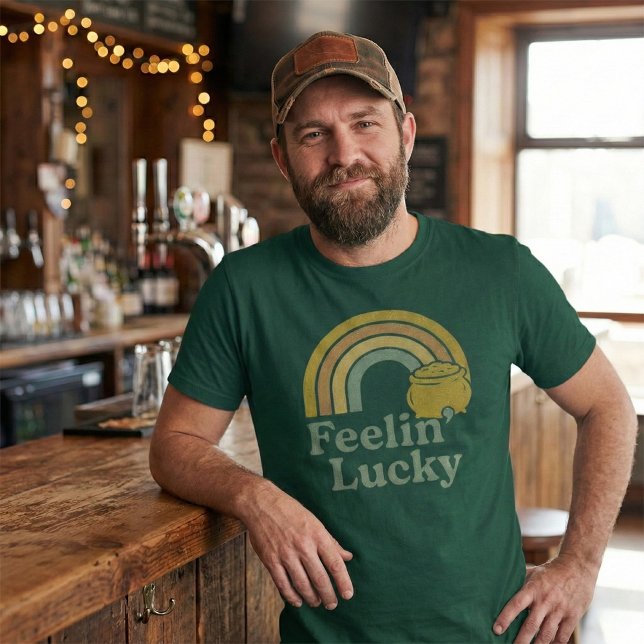 Camiseta Feelin' Lucky Retro Rainbow Pot of Gold (Criador carregado)