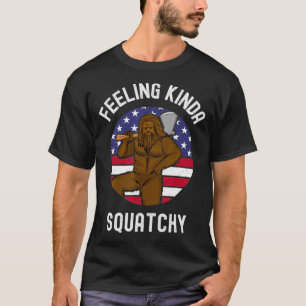 Camiseta Feeling Kinda Squatchy  American Lumberjack Bigfoo