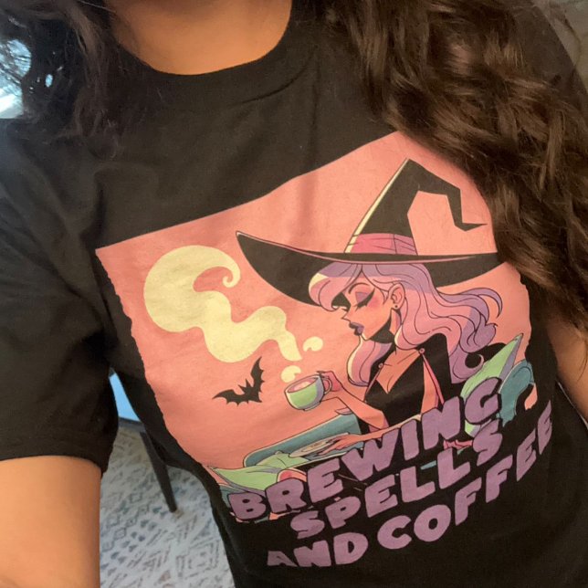 Camiseta Feitiçaria de criação e Gótico de café (Brewing Spells and Coffee Pastel Goth Witch T-Shirt)