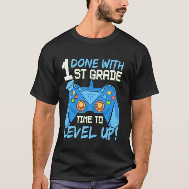 Camiseta Feito com o 1º ano Hora de subir de nível Último d (Frente)