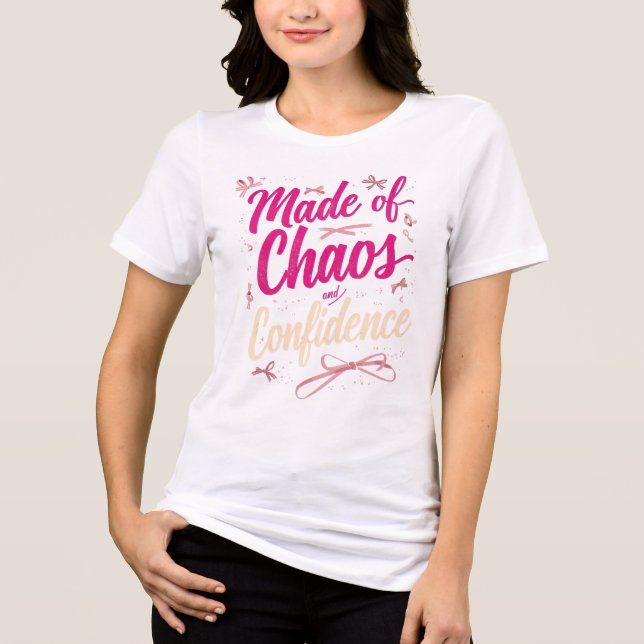 Camiseta Feito de Caos e Confiança Sassy Rosa (Frente)