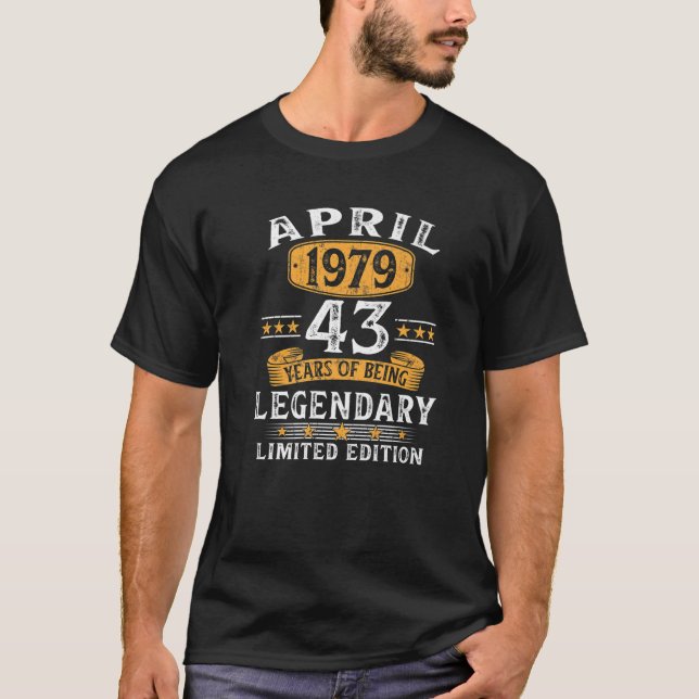 Camiseta Feito Em 1979, Em 43 Anos, Presente Em Abril De 19 (Frente)