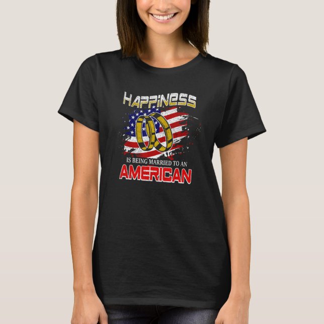 Camiseta Felicidade É Casada Com Um Americano Apenas Mar (Frente)