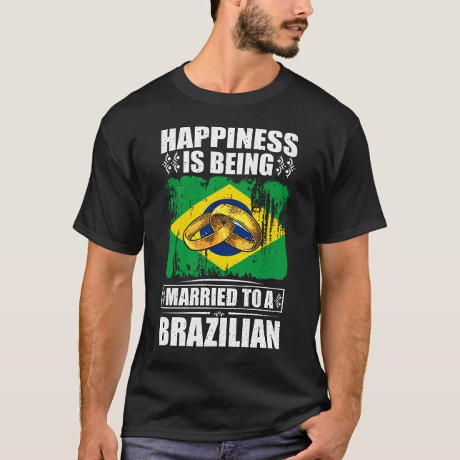 Camiseta Felicidade É Casada Com Um Brasileiro (Frente)