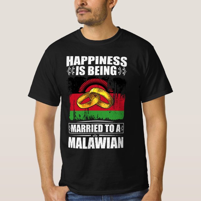 Camiseta Felicidade É Casada Com Um Malawi (Frente)