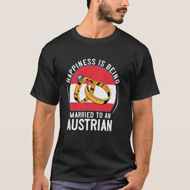 Camiseta Felicidade É Ser Casado Com Um Casamento Austríaco (Frente)
