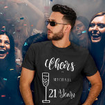 Camiseta Felicitações a qualquer idade, homens anos, tipogr<br><div class="desc">Alegra-me a camiseta de aniversário de 21 anos,  com a moda escovada,  escrita à mão,  com um roteiro de tipografia branca e uma flauta de champanhe.            Fácil de personalizar com nome e idade.</div>