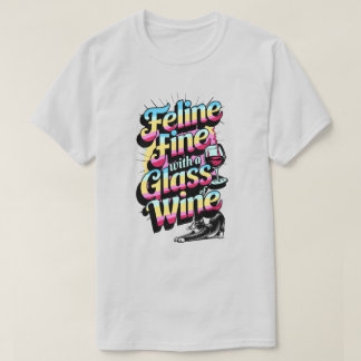 Camiseta Feline Fine com um copo de vinho