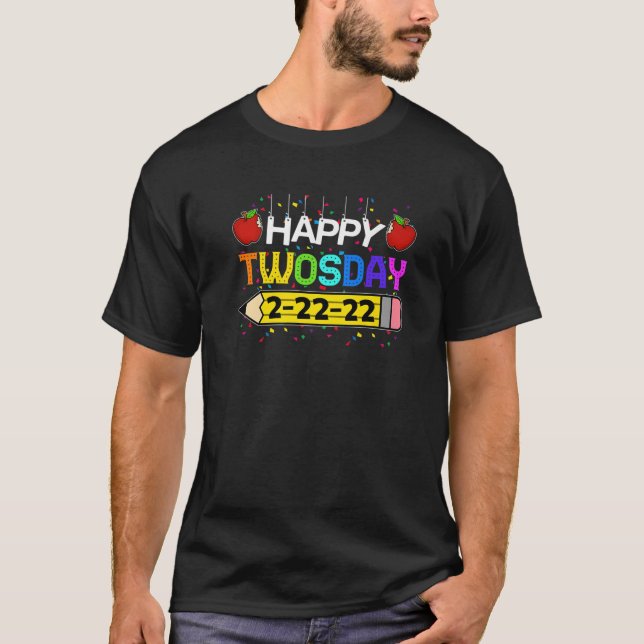 Camiseta Feliz 2/22/22 Terça-Feira, 22 De Fevereiro De 2022 (Frente)