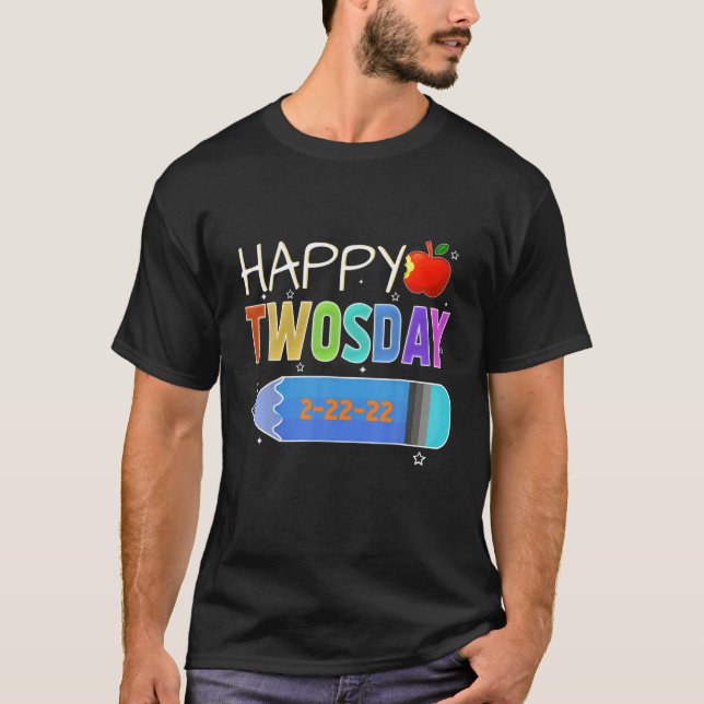 Camiseta Feliz 2/22/22 Terça-Feira, 22 De Fevereiro De 2022 (Frente)