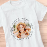 Camiseta Feliz Aniversário Foto Personalizada Simples<br><div class="desc">Este design simples e moderno é composto por tipografia de serifa e adiciona uma foto personalizada. Use este adesivo como uma etiqueta de presente para o presente para o celebrante de aniversário</div>