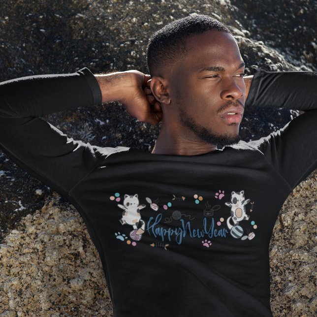 Camiseta Feliz ano novo Entre Gatinhos Equilibrado Num Fio (Happy New Year Between Kittens Balanced On A Yarn T-Shirt)