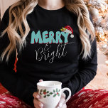 Camiseta Feliz Azul Brilhante Vermelho anos 80 Fonte Santa<br><div class="desc">Esta Feliz giro e giro foi criada usando uma fonte moderna divertida de script e minha letra de bloco escrita em um estilo retrorreflector em azul e vermelho aqua. Ele mostra minha mão pintada de chapéu de Papai Noel com sagrado e bagas.</div>