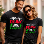 CAMISETA FELIZ BEBADO EU SOU ENGRAÇADO DE NATAL<br><div class="desc">Prepare-se para celebrar a temporada de Férias com muito divertimento com nossa roupa hilária! . O texto diz: "BEBADO FELIZ I AM CHRISTMAS numa combinação moderna de fontes escritas à mão e corajosas adornadas com vinho e árvores de Natal. Presente perfeito para amigos, pai, avô, granpa, tio, tia, irmã e...</div>