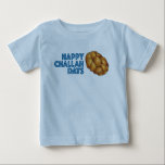 Camiseta Feliz Challah Days Hanukkah Chanukah Holiday<br><div class="desc">Apresenta uma ilustração original de um pão de chalá trançado, com HAPPY CHALLAH DAYS em uma fonte divertida. Perfeito para Hanukkah! Esta ilustração de feriado também está disponível em outros produtos. Não vê o que está procurando? Precisa de ajuda para a personalização? Entre em contato com Rebecca para ter algo...</div>