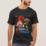 Camiseta Feliz Chrismukkah Gnomo Hanukkah<br><div class="desc">Engraçado Design dos Gnomos Hanukkah,  com adorável Gnomie de três jardins,  luzes de Natal,  menorah de carregando e sonho em uma decoração de noites de férias judaicas festivas,  Excelente Hanukkah Chanukah Holiday Gift.</div>