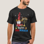 Camiseta Feliz Chrismukkah Gnomo Hanukkah<br><div class="desc">Engraçado Design dos Gnomos Hanukkah,  com adorável Gnomie de três jardins,  luzes de Natal,  menorah de carregando e sonho em uma decoração de noites de férias judaicas festivas,  Excelente Hanukkah Chanukah Holiday Gift.</div>