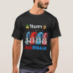 Camiseta Feliz Chrismukkah Gnomos Hanukkah<br><div class="desc">Engraçado Design dos Gnomos Hanukkah,  com adorável Gnomie de três jardins,  luzes de Natal,  menorah de carregando e sonho em uma decoração de noites de férias judaicas festivas,  Excelente Hanukkah Chanukah Holiday Gift.</div>