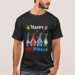 Camiseta Feliz Chrismukkah Gnomos Hanukkah<br><div class="desc">Engraçado Design dos Gnomos Hanukkah,  com adorável Gnomie de três jardins,  luzes de Natal,  menorah de carregando e sonho em uma decoração de noites de férias judaicas festivas,  Excelente Hanukkah Chanukah Holiday Gift.</div>