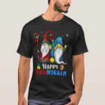 Camiseta Feliz Chrismukkah Gnomos Hanukkah<br><div class="desc">Engraçado Design dos Gnomos Hanukkah,  com adorável Gnomie de três jardins,  luzes de Natal,  menorah de carregando e sonho em uma decoração de noites de férias judaicas festivas,  Excelente Hanukkah Chanukah Holiday Gift.</div>