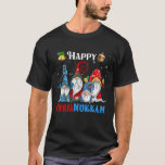 Camiseta Feliz Chrismukkah Gnomos Hanukkah<br><div class="desc">Engraçado Design dos Gnomos Hanukkah,  com adorável Gnomie de três jardins,  luzes de Natal,  menorah de carregando e sonho em uma decoração de noites de férias judaicas festivas,  Excelente Hanukkah Chanukah Holiday Gift.</div>