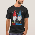 Camiseta Feliz Chrismukkah Gnomos Hanukkah<br><div class="desc">Engraçado Design dos Gnomos Hanukkah,  com adorável Gnomie de três jardins,  luzes de Natal,  menorah de carregando e sonho em uma decoração de noites de férias judaicas festivas,  Excelente Hanukkah Chanukah Holiday Gift.</div>