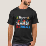 Camiseta Feliz Chrismukkah Gnomos Hanukkah<br><div class="desc">Engraçado Design dos Gnomos Hanukkah,  com adorável Gnomie de três jardins,  luzes de Natal,  menorah de carregando e sonho em uma decoração de noites de férias judaicas festivas,  Excelente Hanukkah Chanukah Holiday Gift.</div>