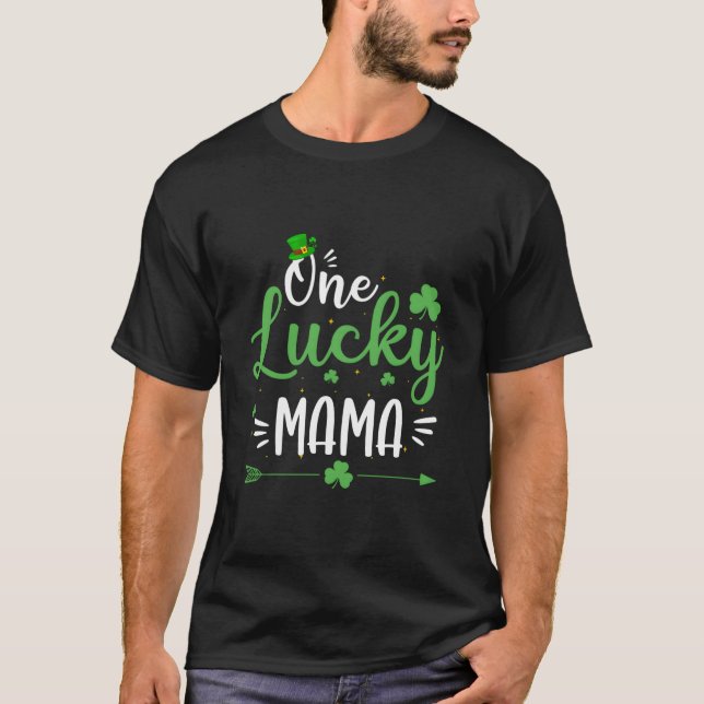 Camiseta Feliz Dia de São Patrício Uma Mamãe Sortuda (Frente)