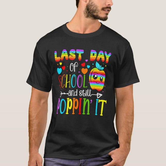 Camiseta Feliz Dia Passado Da Faculdade E Continua A Dar-Lh (Frente)