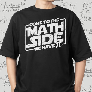 Camiseta Feliz Dia Pi Chegando Ao Lado Da Matemática Temos