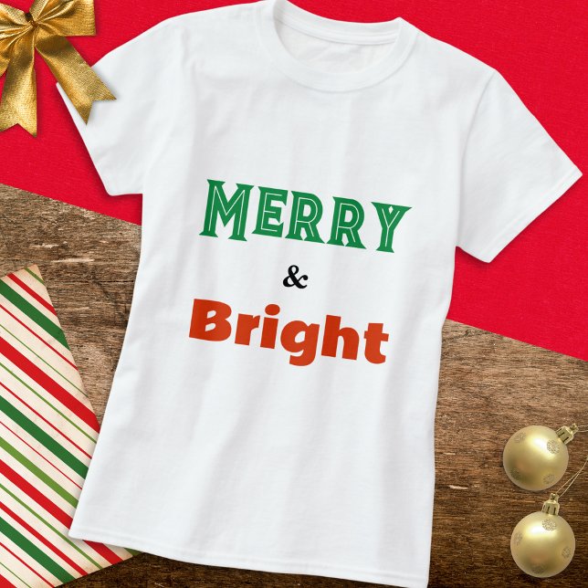Camiseta Feliz e Bright Simples Natal (A stylish Christmas T-shirt with 'Merry & Bright' text design in red and green typography)