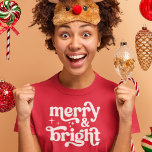 Camiseta Feliz e Brilhante Natal Vermelho Mulheres<br><div class="desc">Camiseta-T de Natal Vermelho Moderno e feliz Brilhante</div>