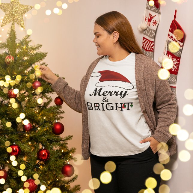 Camiseta Feliz e Brilho com Natal, ZSSPG (Merry & Bright with Santa Hat Christmas, ZSSPG Plus Size T-Shirt)