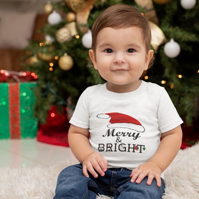 Camiseta Feliz e Brilho com o Natal (Merry & Bright with Santa Hat Christmas Baby T-Shirt)