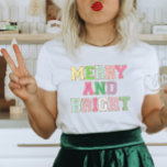 Camiseta Feliz E Chenille - Letra De Natal<br><div class="desc">Compartilhe a alegria de férias com esta Feliz de Natal festiva e design de camiseta Brilhante. Perfeito para dar como presente de Natal ou para se tratar de alguma felicidade de Natal! Este design apresenta letras coloridas de correção de tendências diferentes que dizem Feliz e Brilho.</div>