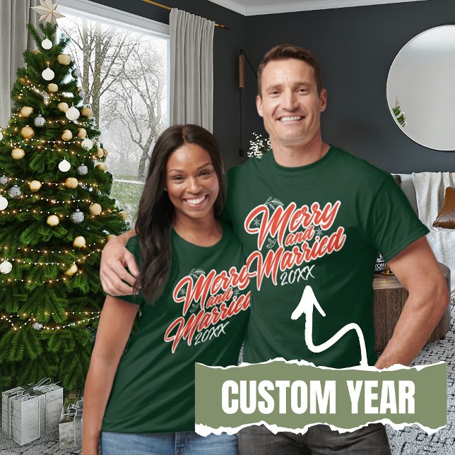 Camiseta Feliz e Script Casado Personalizado Ano Vermelho e (Merry and Married Script Custom Year Red and Green T-Shirt)