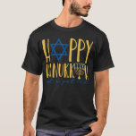 Camiseta Feliz Hanukkah 2022 Vamos Lit Menorah C Judeu<br><div class="desc">Feliz Hanukkah 2022,  Vamos,  Leve-o ao Vestuário Judeu Menorah</div>