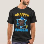 Camiseta Feliz Hanukkah Cachorro de Poodle Cute Menorah Jud<br><div class="desc">Essa roupa feliz de Chanucá com Poodle Dog vestindo chapéu de Chanucá, Menorah arte é excelente para amigos judeus ou familiares, equipe, grupo que ama a leitura da Escritura, panquecas de batata, cultura judia, Menorah, moedas de Chanucah, Chanukah. faça o perfeito para pai, mãe, tia, tia, tias, criança, neto, filhos,...</div>