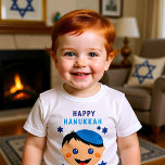 Camiseta Feliz Hanukkah, com o garoto vestindo o yarmulke<br><div class="desc">Feliz Hanukkah com um garoto judeu vestindo Yarmulke azul. Estrelas Azuis de David em um fundo. Excelente como presente para as crianças vestirem durante Chanucá. Desejo-te um Hanukkah feliz!</div>