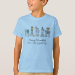 Camiseta Feliz Hanukkah da Nova Iorque NYC Chanukah<br><div class="desc">Design apresenta uma ilustração original de caneta e tinta de vários marcos Nova Iorque, incluindo a Estátua da Liberdade, o Washington Square Arch e a Ponte do Brooklyn, "vestida" para a temporada de festas. Ideal para celebrar Hanukkah e as férias judaicas. Este design NYC também está disponível em outros produtos....</div>