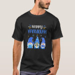 Camiseta Feliz Hanukkah Gnome Menorah Dreidel Christmas Xma<br><div class="desc">Feliz Hanukkah Gnome Menorah Dreidel Christmas Xma</div>