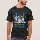 Camiseta Feliz Hanukkah Gnomos Chanukah Judeu<br><div class="desc">Pegue esta divertida T-Shirt Feliz Hanukkah Gnomos Chanukah como presente ou presente para o seu amigo judeu ou membro da sua família!</div>