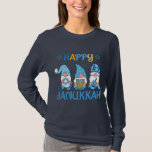 Camiseta Feliz Hanukkah Gnomos Dreidel Menorah<br><div class="desc">Feliz Hanukkah Gnomos Dreidel Menorah T-Shirt apresenta três gnomos bonitos com uma estrela de David,  Menorah e Dreidel com o texto "Feliz Chanucá" na tipografia moderna. Projetado por feriados do Evco www.zazzle.com/store/evcoholidays</div>